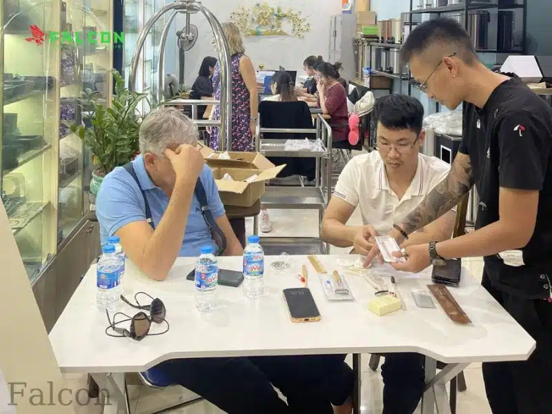 Đội ngũ nhân viên Falcon chuyên nghiệp