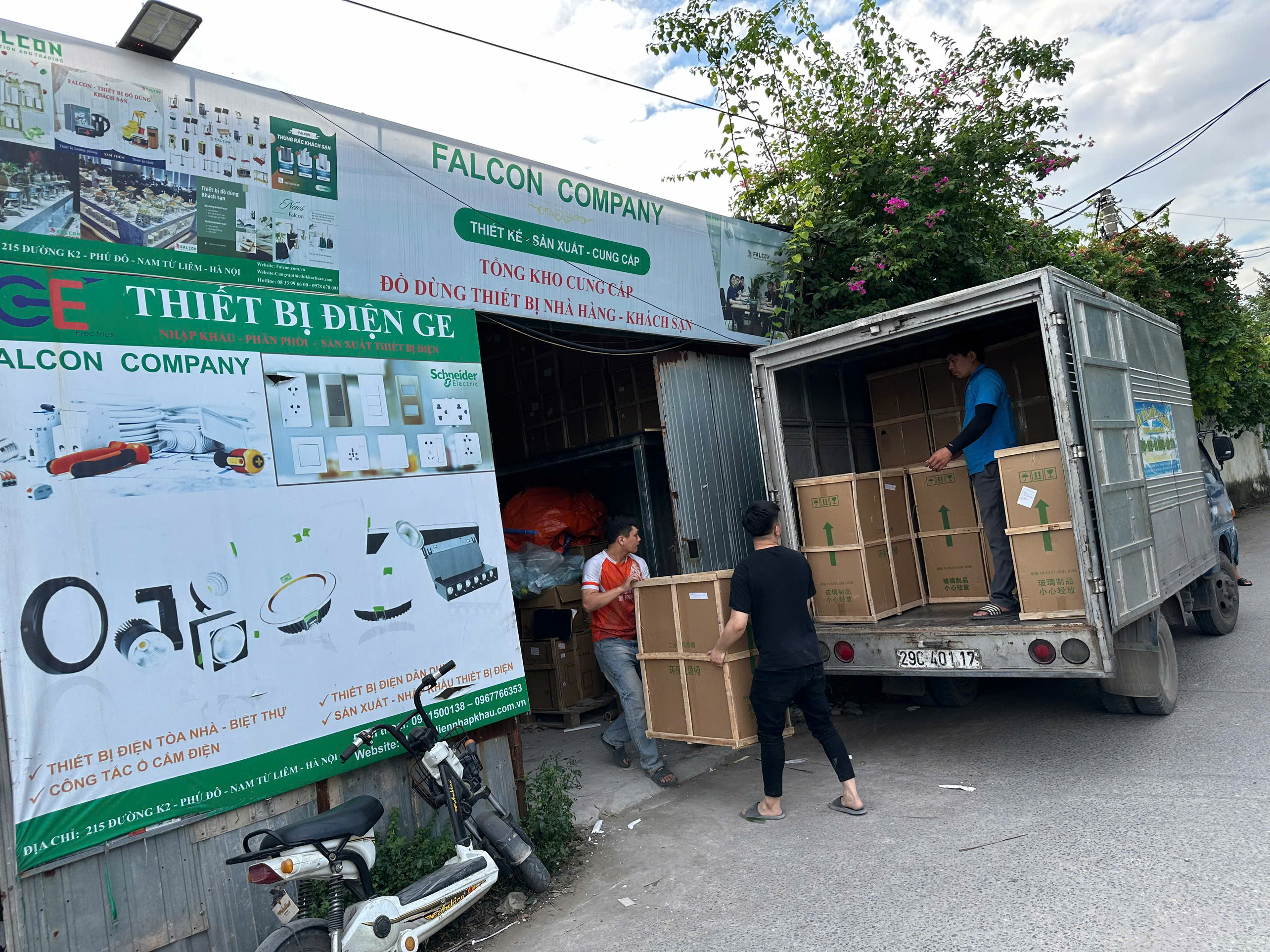 Kho cung cấp đồ dùng thiết bị của Falcon